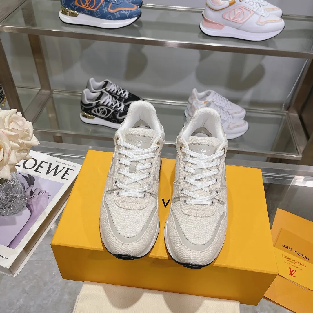 👟👟Ex-factory price 640👟👟 Men's size +10 Louis Vuitton's official website synchronizes the 2024 couple's models, this Neo Run Away sneakers are inspired by running shoes, integrating LV's iconic must-have shoes into the trend. This version is a 1:1 replica of the original version, reinterpreting Damier canvas with cow leather and mesh fabrics, highlighting its simple lines and unique wedge outsole. The main details include the LV initials on the side and the engraved gold heel stabilizer on the back plus a hidden insole. 2cm. Sizes 35-42, 39-46. Full package. High version. New and old customers are welcome to inquire.